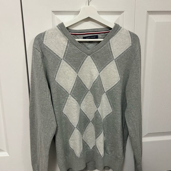 -BUNDLE- 2 men’s argyle style Tommy Hilfiger V neck sweaters - Picture 6 of 10